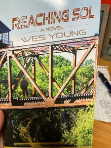 Reaching Sol (ein Roman von Wes Young) neues, handsigniertes Taschenbuch - Bild 1 von 2