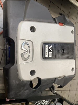 emblema cubierta motor infiniti Foto 1 de 3