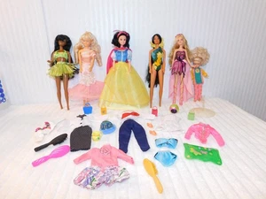 Konvolut Puppen, Kleidung & Zubehör Disney, Kid Core, Clone & Barbie - Bild 1 von 12