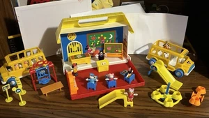 Vintage Arco Mickey Mouse Disney Schulhaus Spielset mit Figuren, Fahrzeugen & mehr - Bild 1 von 2