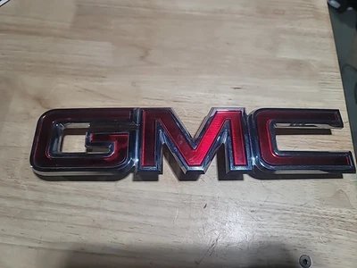 GMC ACADIA 2007-15 emblema de parrilla delantera OEM 22761717  Foto 1 de 4