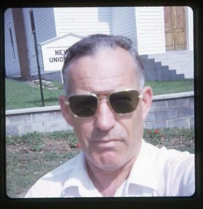 Close-up View Mysterious Man in Dark Sunglasses Vintage Slide Photo - Foto 1 di 1