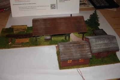 Diorama Sägewerk TT von Heljan ; montiert ; patiniert ; begrünt und beleuchtet - Bild 1 von 4