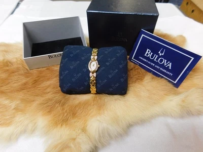 Reloj Bulova Diamante Arco Damas Chapado en Oro 15mm Tono Plata Esfera 7" Banda Cuarzo Foto 1 de 4