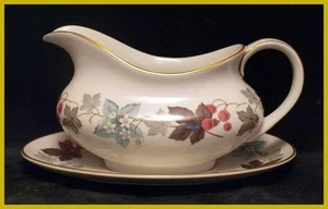 Royal Doulton Camelot Gravy Boat & Saucer - Picture 1 of 1