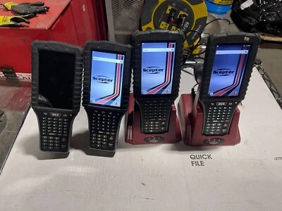 Lote de 2 computadoras móviles de escaneo de código de barras AML SCEPTER M7800-1100 con cargadores. Foto 1 de 4