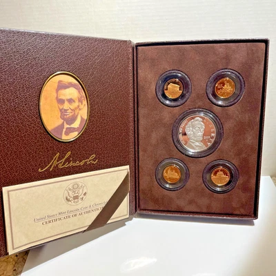 2009P  US Mint Lincoln Coin & Chronicles Set  .900 silver dollar , Lincoln cents - Image 1 of 2