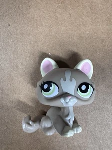 Littlest Pet Shop LPS #1370 Cat Gray Crouching Kitten Green Eyes - Picture 1 of 2