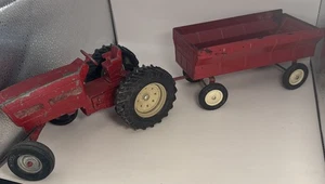 Vintage Ertl Metal International Harvester rot Spielzeug Traktor Druckguss mit Anhänger - Bild 1 von 15