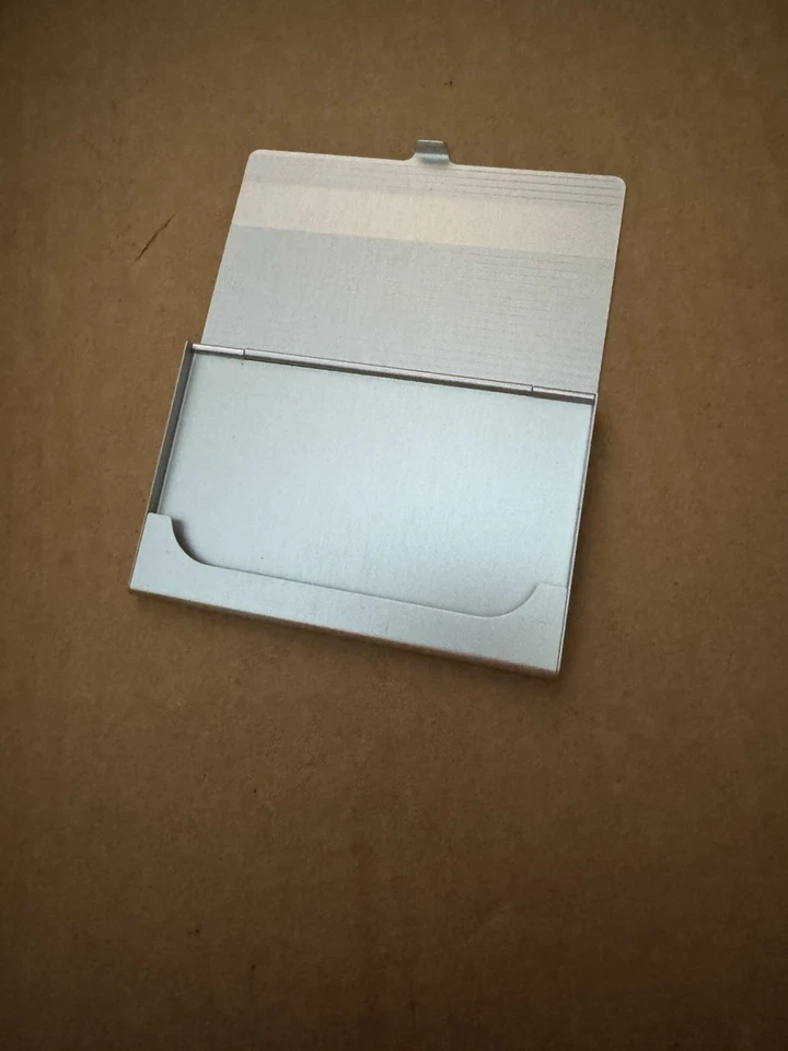 Estuche para tarjetas de identificación de aluminio plateado digital FinePix Fujifilm de colección de los años 90 3,70" Foto 1 de 4