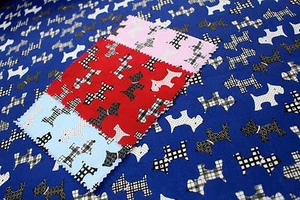 SCHWARZ & WEISS SCOTTIES AUF FARBIGEM HINTERGRUND - BEDRUCKTER POLY-BAUMWOLLSTOFF - Bild 1 von 9