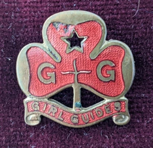 Insignia de colección Girl Guides Land Ranger Promise esmaltada roja - Silvercraft - Imagen 1 de 4