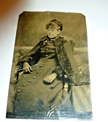 Старинный олова типа фото леди в кудрявый ягненок плащ пальто и шляпа - Изображение 1 из 3