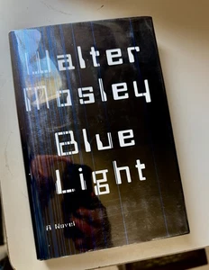 "Blue Light" Signed by Author Walter Mosley - Science Fiction Thriller - Picture 1 of 3