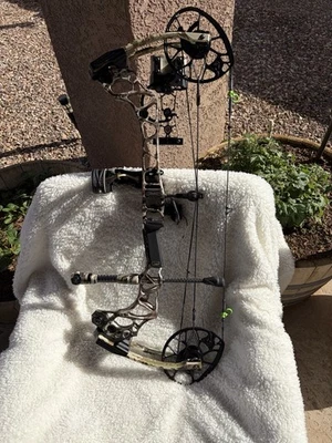 Mathews Triax - RH 27.5 Draw Mods 60 Pds with accessories - Image 1 of 4