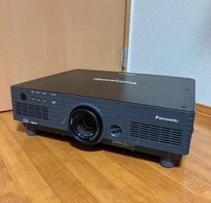 Panasonic PT-DW5100 Projecteur 5500 Lumens HD DLP 2000 1 Contraste Télécommande Prêt - Photo 1/16