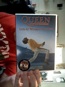 QUEEN LIVE IM WEMBLEY-STADION 2 DVDDS GEBURTSTAG WEIHNACHTEN VÄTER TAG WOHLTÄTIGKEITSORGANISATION - Bild 1 von 1