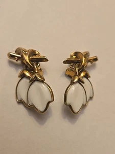 CROWN TRIFARI gold Tone Dangle Dogwood Design Poured Milk Glass Clip-on Earrings - Picture 1 of 6
