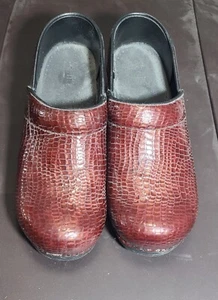 Sanita Burgundy Patent Leather Croc Print Clogs Sz 39 - Picture 1 of 9