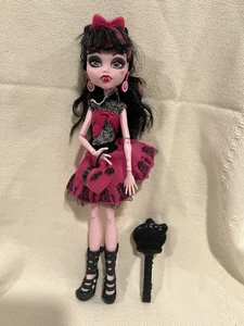 Monster High 2008 Forbitten Love Draculaura Pink Doll with Pink/Black Bat Purse - Picture 1 of 10