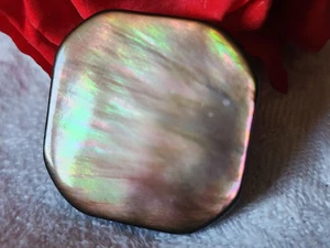 Bouton en nacre vintage superbe reflet marron carré pied 2,4 cm D19A - Picture 1 of 5