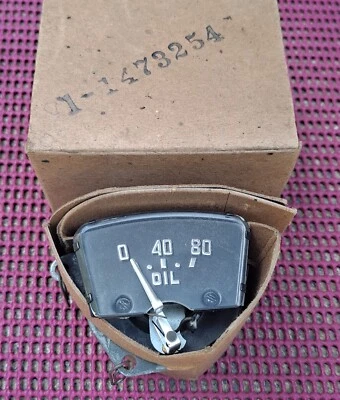 New Yorker Imperial Saratoga 1951 T&C Nuevo de Lote Antiguo MoPar Tablero Cluster Medidor de Presión de Aceite Foto 1 de 2
