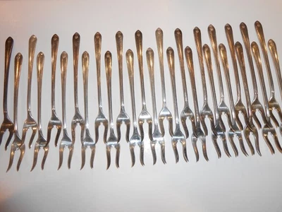 Lote De Colección De 28 Wm Rogers MFG Co Original 6 1/8" Pickle Olive Tenedores Cubiertos Foto 1 de 4