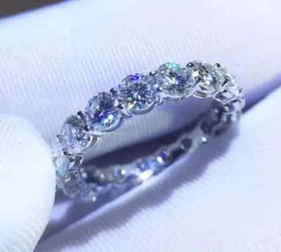 Alianza de boda de eternidad de moissanita real de corte redondo de 3,00 quilates chapada en oro blanco de 14 quilates Foto 1 de 4