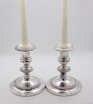 Par grande de candelabros vintage plateados de 5" C. años 50 de Walker & Hall Foto 1 de 4