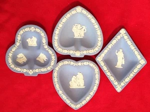 ❤ENCANTADOR JUEGO DE TARJETAS PUENTE JASPERWARE AZUL PÁLIDO DE MADERA DE CUÑA PLACAS DE BARATIJA PIN PLATO❤ - Imagen 1 de 3