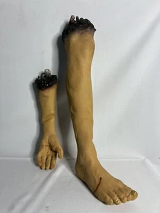 "Apoyo para brazos y piernas cortadas sangrientas tamaño real decoración de Halloween - látex 24""" - Imagen 1 de 5
