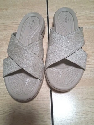 Sandalias Crocs Capri Mujer Chanclas Tirantes Tostado/Dorado Doble Comodidad Talla 9 Foto 1 de 4