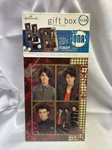 Caja de regalo vintage con sello de los Jonas Brothers de Disney con tarjetas coleccionables - Imagen 1 de 3