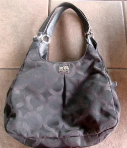 Borsa a tracolla Coach in tela nera con fodera interna rossa - Foto 1 di 7