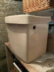 Armitage Shanks Carlton/Clarendon eng gekoppelter Hebelspülkasten in Pfirsich  - Bild 1 von 4