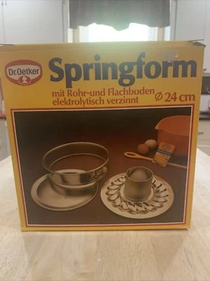 Molde de resorte con tubo y fondo plano Baking Tin 9 1/2, Made In Germany Foto 1 de 4