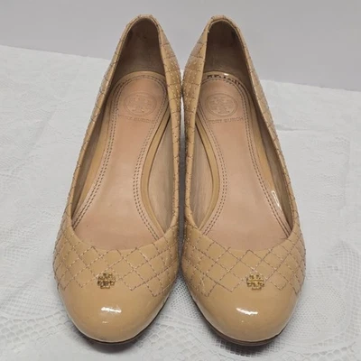 Tacones de salón Tory Burch Kent charol beige acolchado talla 8 neutro nude pastel Foto 1 de 4
