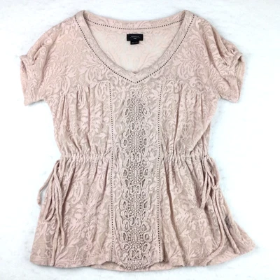 Anthropologie Deletta 上衣,尺寸 S,尘土飞扬的玫瑰粉色蕾丝透明衬衫短袖 — 第 1/4 张图片