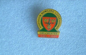 BOROUGH BOWLING ASSOCIATION COLCHESTER 1904 - 2004 ENAMEL BADGE - Picture 1 of 2