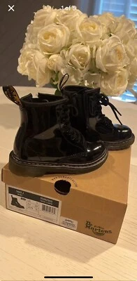 Botas de combate Dr Doc Martens meninas tamanho 12 crianças couro envernizado preto 1460 J - Imagem 1 de 4