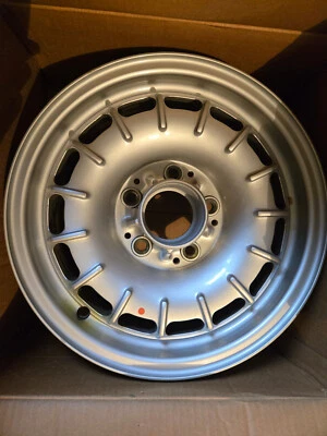 Llanta Mercedes-Benz Bundt 1973-1981 estilo (1264001902) nueva de stock Foto 1 de 4