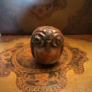 Netsuke japonés de un búho de madera finamente tallada tallada de colección - Imagen 1 de 7