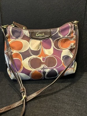Bolsa tiracolo COACH feminina roxa marrom laranja cinzas cetim estampa cachecol bolsa em excelente estado usado - Imagem 1 de 4