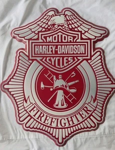 Letrero de metal Harley-Davidson Firefighter Shield en relieve, rojo blanco 13,1/2" x 16" - Imagen 1 de 5