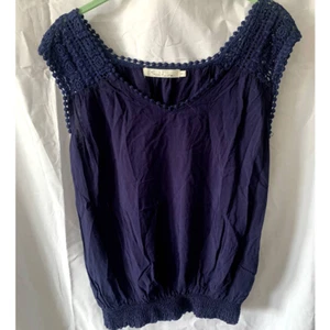 Solitaire Navy Blue Sleeveless Blouse With Lace Detail Elastic Hem Size Small - Picture 1 of 6