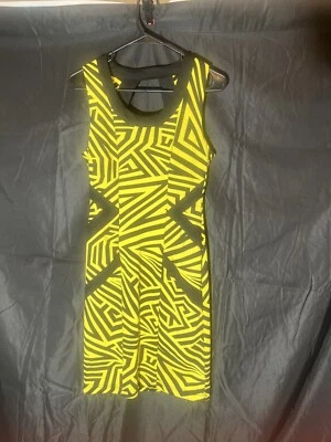 Nuevo con etiquetas Vestido Geométrico Amarillo y Negro Talla Pequeña Colección Kardashian Sin Mangas Foto 1 de 3