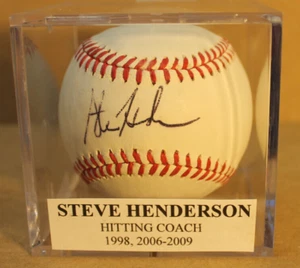 HENDERSON, STEVE (1998, 2006-09) TBR SCHLAGTRAINER SIGNIERT BASEBALL (MLB Auth) - Bild 1 von 2