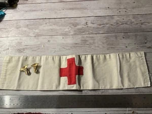 INSIGNIA MÉDICA ORIGINAL DE LA SEGUNDA GUERRA MUNDIAL MÁS BRAZALETE MÉDICO - Imagen 1 de 4