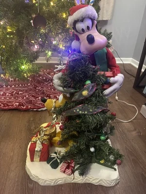 Árbol de Navidad animado de Goofy y Plutón de Disney Santa’s Best Vintage Works Foto 1 de 4
