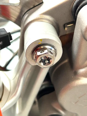 KTM 950 Super Enduro R 06-08 DUAL DRIVE Titanium FRONT Brake Caliper Mount Bolts Foto 1 de 4